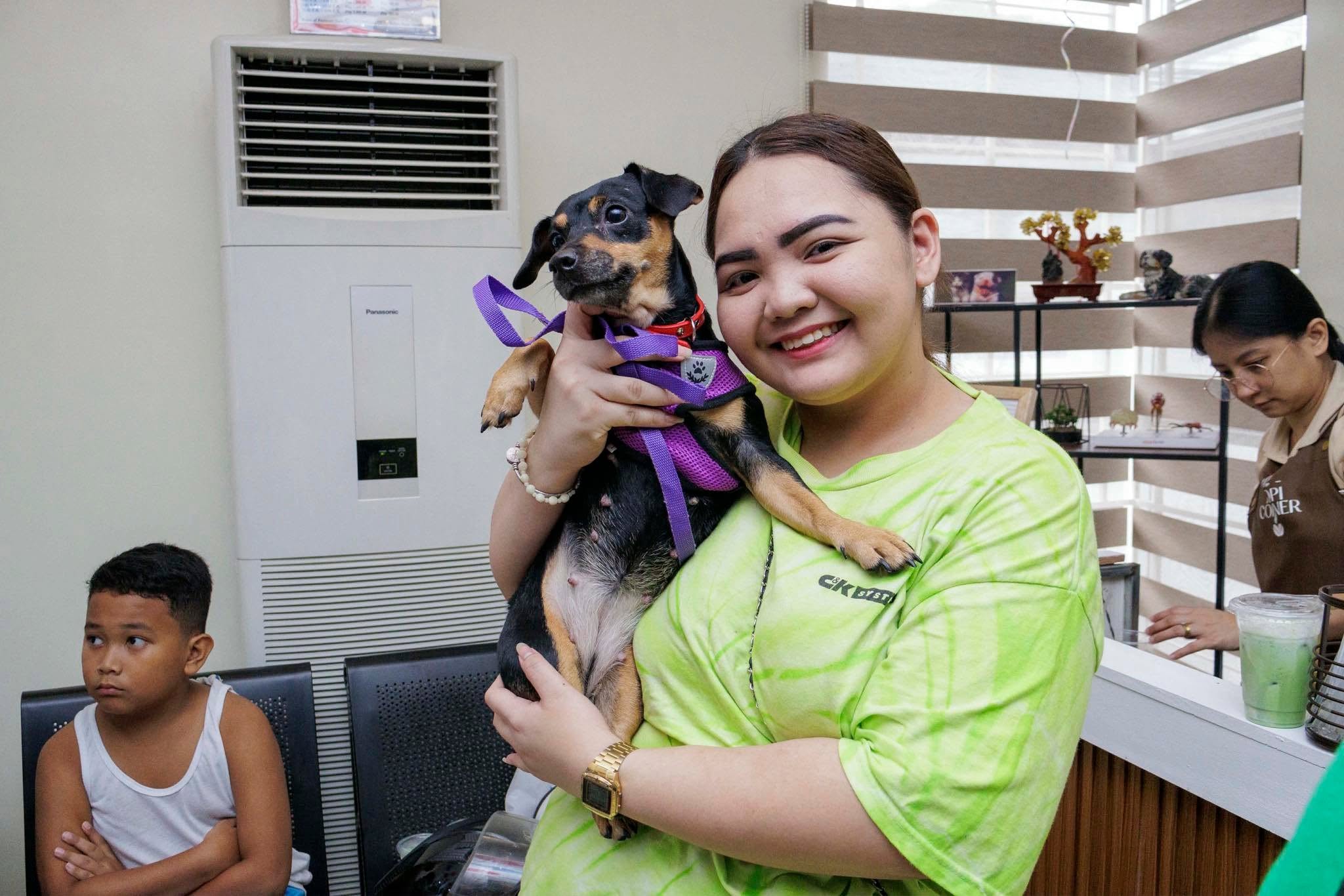 Happy dog and family at Gabieta Vet Clinic